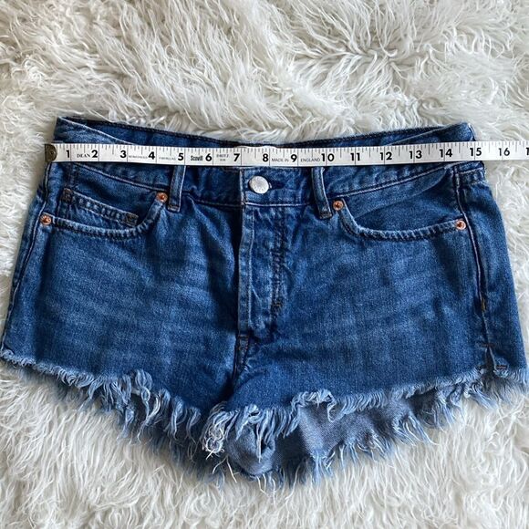 We The Free Button Fly Frayed Hem Denim Jean Shorts Size 27 - Picture 8 of 11